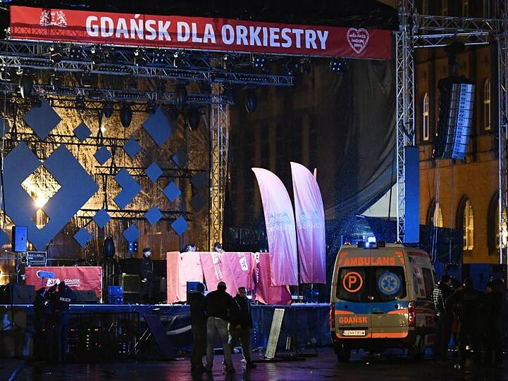 Ein Rettungswagen steht vor dem Gebäude, in dem Danzigs Bürgermeister Pawel Adamowicz angegriffen worden war.