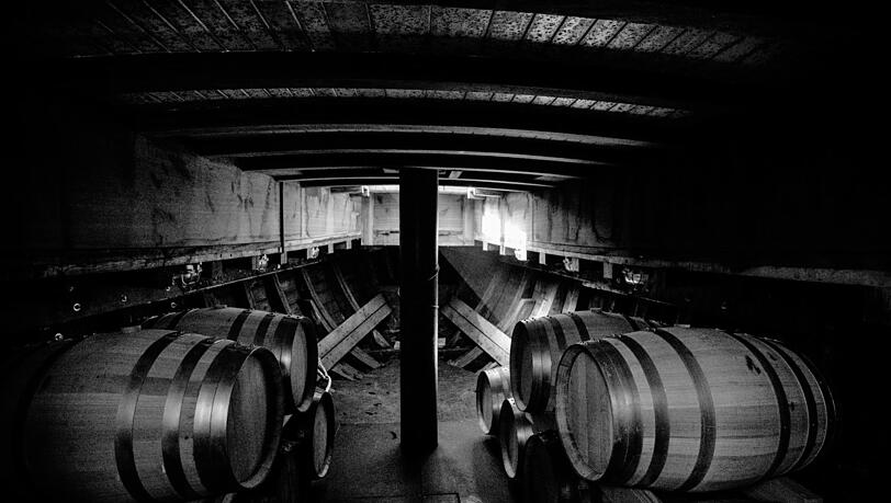Der Rumpf des Kutters, der jetzt von Sylt nach Oberbayern verfrachtet wird: das ideale Whisky-Lager für den Tegernsee. Der Rumpf des Kutters, der jetzt von Sylt nach Oberbayern verfrachtet wird: das ideale Whisky-Lager für den Tegernsee.