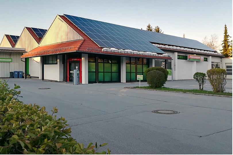 Neben bester Beratung rund ums Haustier erhalten Sie im Fressnapf Miesbach eine besonders große Auswahl exklusiver Hundebetten. Ein kostenloser Parkplatz ist dank des großen Außenbereichs stets gesichert, das umfangreiche Sortiment an Leinen oder Kauartikeln überzeugt. Auch für Katzen, Nager und Vögel bietet der große Markt natürlich alles, fachkundige Beratung inklusive.