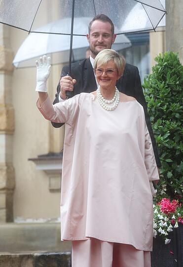Auch Gloria Fürstin von Thurn und Taxis braucht einen Regenschirm.
