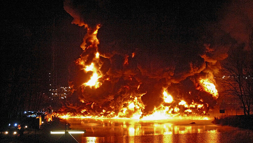 In Flammen: Der Tanker im Hafen der Erdöl-Raffinerie von BP in Lingen im Landkreis Emsland.