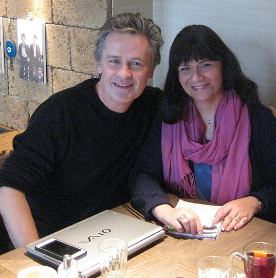 Timothy Peach mit Az-Autorin Annette Baronikians.
