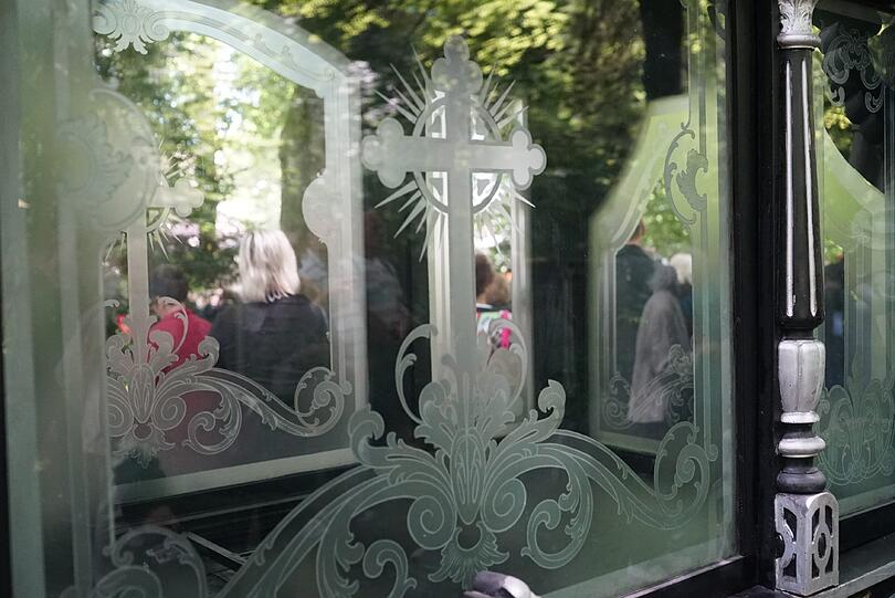 Der rosa-geschmückte Sarg von Christel Sembach-Koch wurde von vier Schimmeln zum Mausoleum der Familie gebracht.