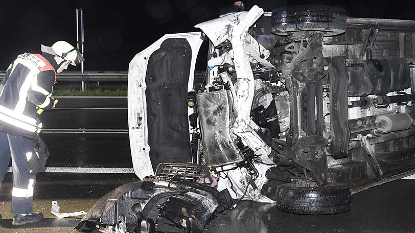 Der Kleinstransporter kam bei Regen ins Schleudern und kippte um. Die Insassen wurden leicht verletzt.
