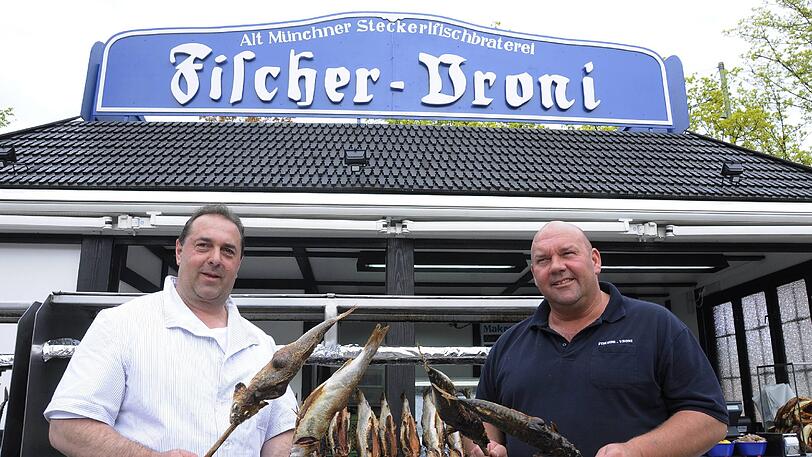 Die Fischer-Vroni ist ein klassischer Familienbetrieb: Hans Stadtmüller (links) mit seinem Cousin Karl Rettenmeier verkauft den weltberühmten Steckerlfisch von der Wiesn seit vierzig Jahren auch auf der Auer Dult.
