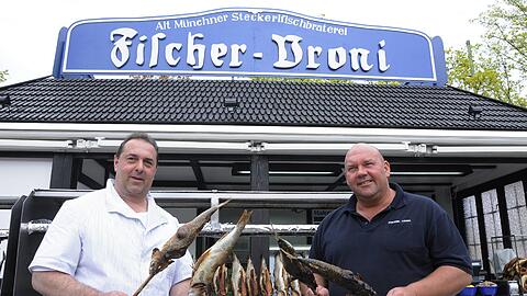 Die Fischer-Vroni ist ein klassischer Familienbetrieb: Hans Stadtmüller (links) mit seinem Cousin Karl Rettenmeier verkauft den weltberühmten Steckerlfisch von der Wiesn seit vierzig Jahren auch auf der Auer Dult.