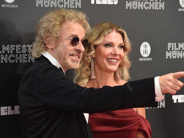 Lässiger Auftritt: Thomas Gottschalk kommt mit seiner neuen Freundin Karina Mroß zur Eröffnung.