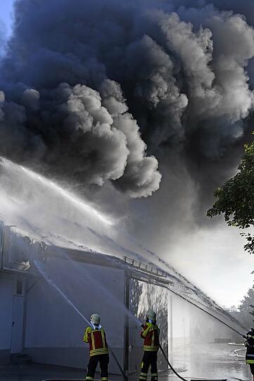 Die Feuerwehr konnte ein Abbrennen des Supermarktes nicht verhindern. Die Bilder vom Einsatzort.