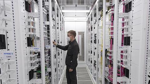 Ein Techniker arbeitet an den Servern im ersten 5G "Standalone"-Standort von Vodafone in Frankfurt.