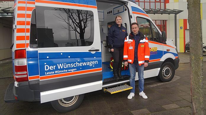 Jennifer Zeller und Sebastian Hoppe am Wünschewagen, einem vollausgestatteten Krankentransporter. Mit ihm können Todkranke einen letzten Ausflug machen.