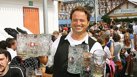 2006: Rainer Maria Schießler bedient im Schottenhamel-Zelt.