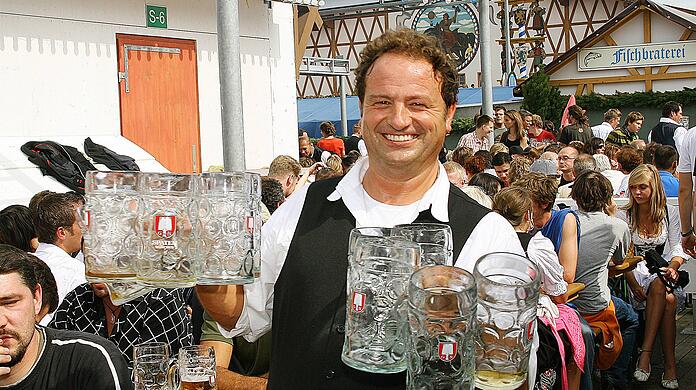 2006: Rainer Maria Schießler bedient im Schottenhamel-Zelt.