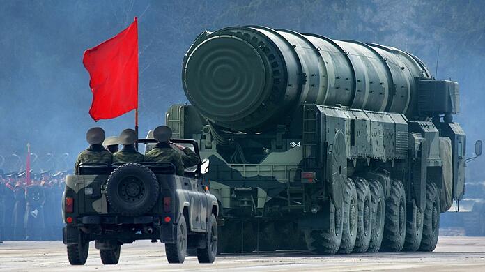 Eine mobile Startrampe für die atomwaffenfähige Interkontinentalrakete Topol-M während einer Militärparade in Russland (Archivbild).