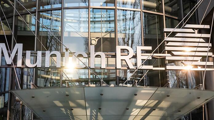 Das Logo am Haupteingang des Verwaltungsgebäudes des Rückversicherers Munich Re.
