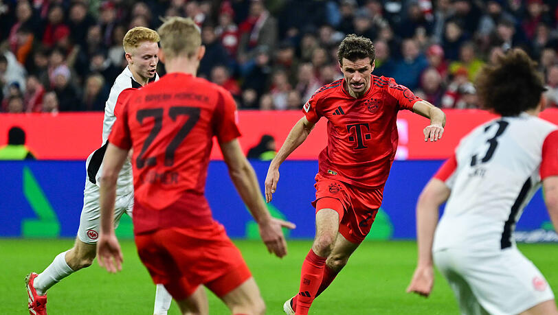 Der FC Bayern um Thomas Müller liegt gegen Eintracht Frankfurt weiter mit 1:0 vorne.