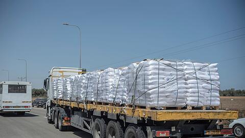 Im Rahmen der Waffenruhe-Vereinbarung sollen pro Tag 600 Lkw mit Hilfsgütern in den Gazastreifen kommen. (Archivbild)