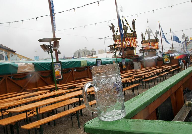Der Regen hält am Sonntag viele Münchner vom Wiesnbesuch ab. Am Samstag strömten umso mehr Menschen hinaus.