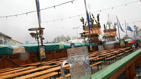 Der Regen hält am Sonntag viele Münchner vom Wiesnbesuch ab. Am Samstag strömten umso mehr Menschen hinaus.