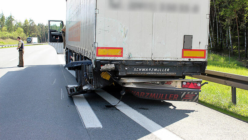 Nach einem Lkw-Unfall mit mehreren Schwerverletzten behinderten (mal wieder) dreiste Gaffer die Rettungsarbeiten.