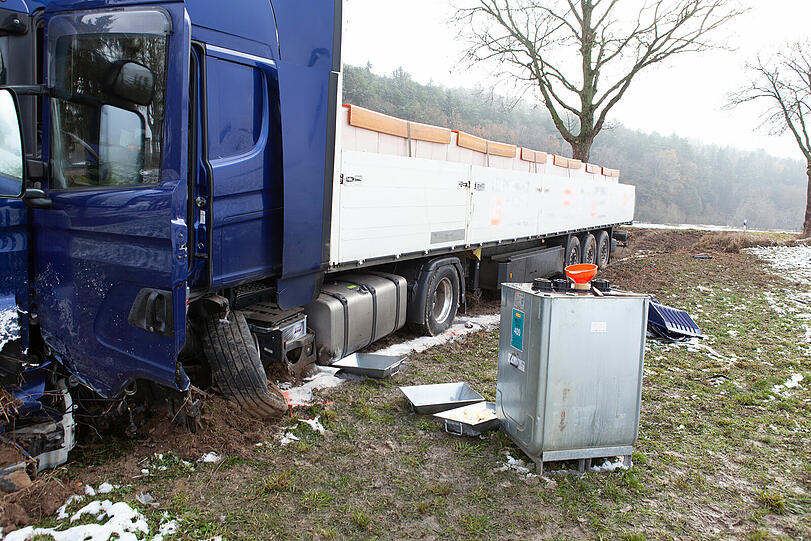 Schwere Schäden an den Fahrzeugen aller Beteiligter. Laut Polizei wurden die Fahrer nur leicht verletzt.