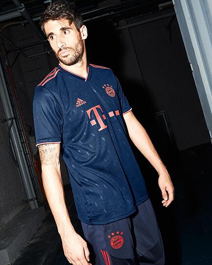 Dunkelblau und mit dezenten Rauten verziert - so sieht das Champions-League-Trikot des FC Bayern in der Saison 2019/20 aus.
