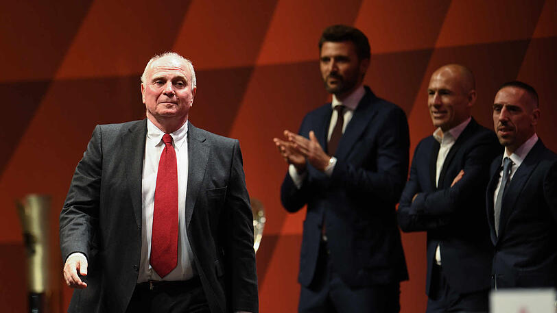 Uli Hoeneß (l.) feierte auf der Jahreshauptversammlung seinen großen Abschied als Bayern-Präsident.