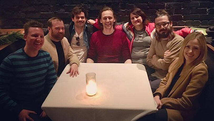 Tom Hiddleston umringt von den "Loki"-Machern Tom Hiddleston umringt von den "Loki"-Machern