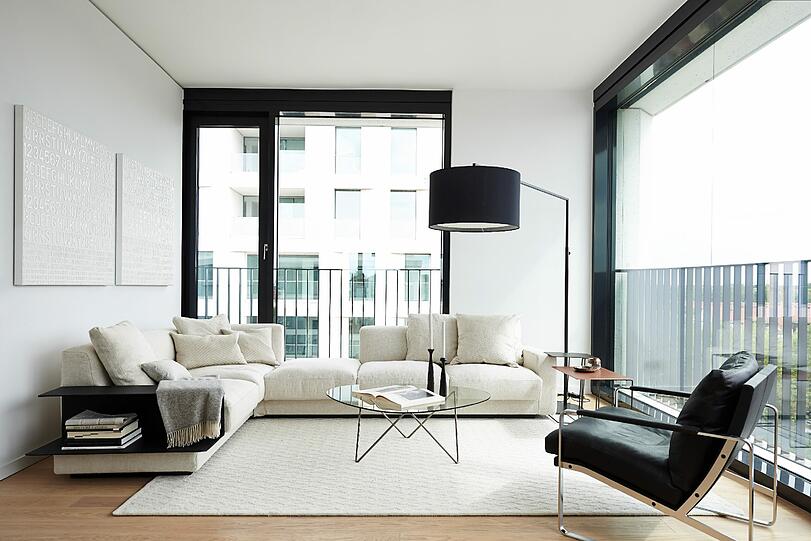 Minimalistisch: das Wohnzimmer der Wohnung &bdquo;Pure&ldquo;.