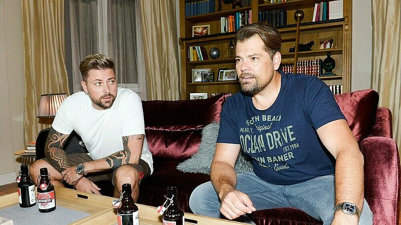 "GZSZ": Als sich die Ankunft von Nina verzögert, macht Leon (r.) sich mit John einen gemütlichen Abend