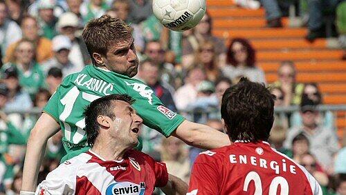 Bremens Ivan Klasnic (oben) mit den Cottbusern Mario Cvitanovic (l, unten) und Ivan Radeljic Bremens Ivan Klasnic (oben) mit den Cottbusern Mario Cvitanovic (l, unten) und Ivan Radeljic