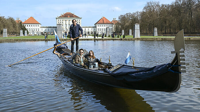 Freitag im Schlosspark Nymphenburg, der erste Tag, an dem die Gondel von Maximilian Koch wieder zur Sommersaison über den Kanal gleitet. Für das Foto durfte die AZ eine Runde mitfahren.