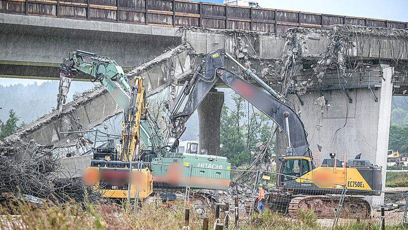 Beim Abriss einer alten Autobahnbrücke ist ein Bauteil auf einen Bagger gestürzt, der Baggerfahrer kam dabei ums Leben.