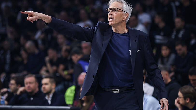 "Wir haben uns in ein Loch gegraben", sagt Bayern-Trainer Gordon Herbert und weiß, dass er und seine Mannen da nur selbst herauskommen können. "Wir haben uns in ein Loch gegraben", sagt Bayern-Trainer Gordon Herbert und weiß, dass er und seine Mannen da nur selbst herauskommen können.