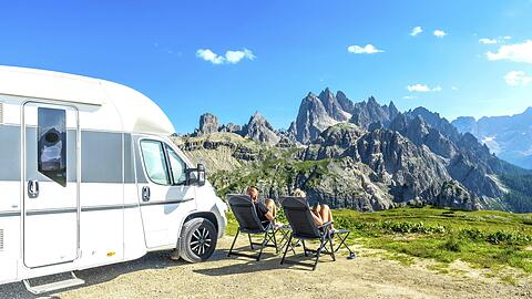 Camper genie&szlig;en die Aussicht auf die Drei Zinnen in S&uuml;dtirol. Vielerorts ist aber das Wildcampen zum Problem geworden.