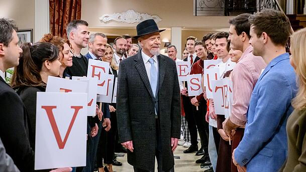Dirk Galuba wird als "Werner Saalfeld" in "Sturm der Liebe" groß verabschiedet. Dirk Galuba wird als "Werner Saalfeld" in "Sturm der Liebe" groß verabschiedet.