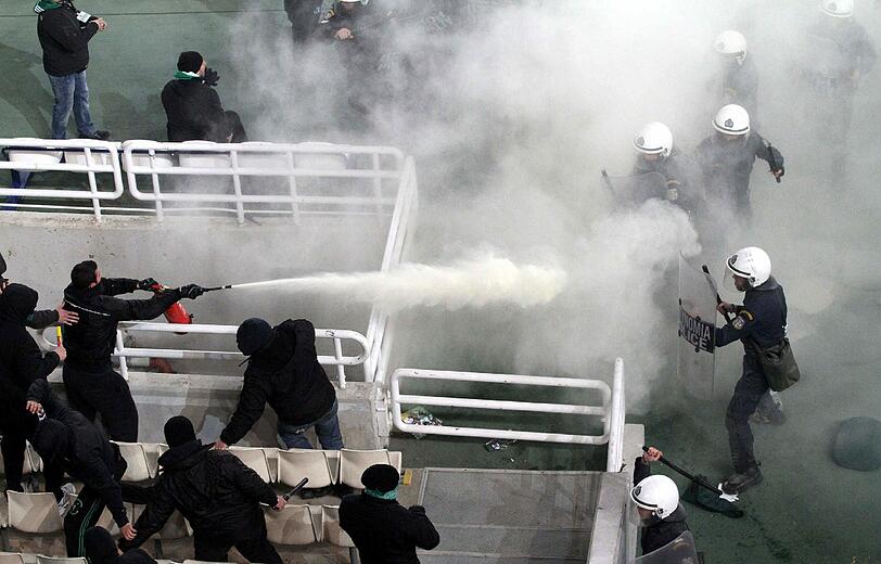 Schwere Aussreitungen in Athen: Im Duell zwischen Panathinaikos und Olympiakos geriet der Fußball zur Nebensache. Chaoten ließen es im Athener Stadion brennen, es gab viele Verletzte. Das Spiel wurde abgebrochen. Die Bilder