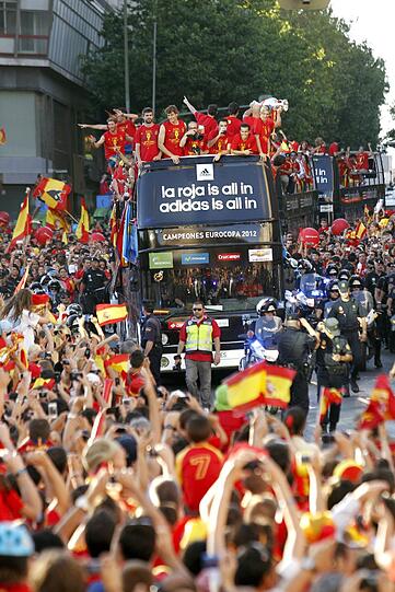 Der Europameister ist zurück in der Heimat - die besten Bilder der Ankunft von Casillas, Iniesta und Co. in Madrid.
