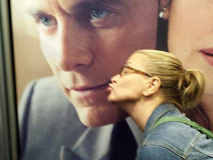 Anastacia vor dem Michael-Fassbender-Plakat