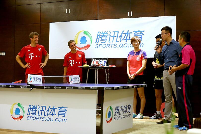 Thomas Müller und Philipp Lahm haben Spaß beim Tischtennis. Die Bilder!