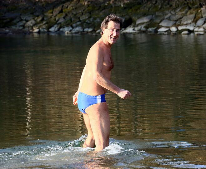 Norbert Mayer, 57 bei seinem täglichen Bad am Flauchersteg in der Isar.