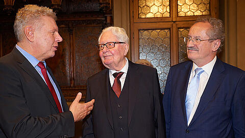 Treffen sich drei Oberbürgermeister: Der aktuelle Amtsinhaber Dieter Reiter mit seinen Vorgängern Hans-Jochen Vogel und Christian Ude (v.l.).