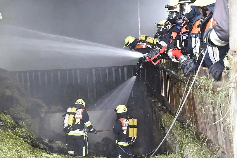Die Feuerwehr konnte verhindern, dass sich das Feuer auf die danebenliegenden Gebäude ausbreitet. Die Bilder vom Einsatz.