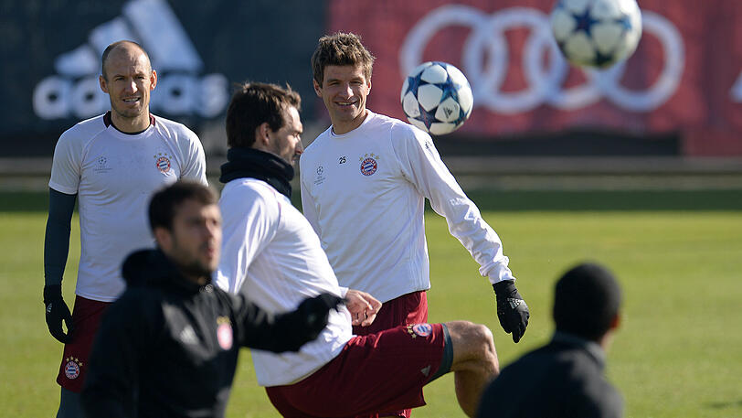 Die Spieler des FC Bayern zeigen sich im Abschlusstraining vor dem Champions-League-Hit gegen den FC Arsenal gutgelaunt - und am Valentinstag auch sehr ballverliebt. Die Bilder aus der Säbener Straße.
