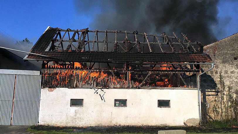 In Polling im Landkreis Weilheim-Schongau hat ein Feuer eine große Schneune zerstört. Die Bilder vom Brand.