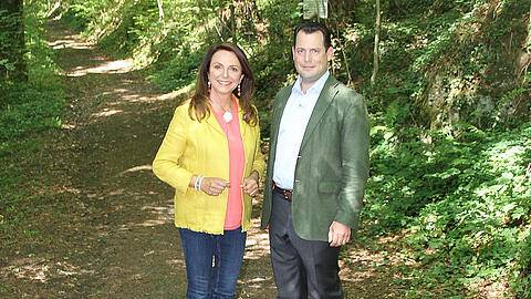 Spaziergang im Wald: Uschi Dämmrich von Luttitz mit Philipp Freiherr von und zu Guttenberg.