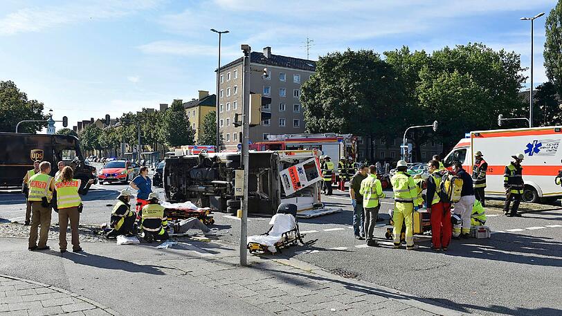 Sechs Menschen wurden bei dem Zusammenstoß verletzt, der Rettungsassistent im Heck sogar schwer. Sehen Sie hier die Bilder des spektakulären Einsatzes.