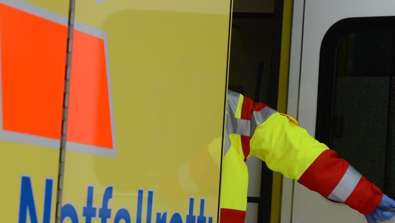 Ein Rettungsassistent steigt in einen Rettungswagen. Foto: Jens Kalaene/zb/dpa Ein Rettungsassistent steigt in einen Rettungswagen. Foto: Jens Kalaene/zb/dpa