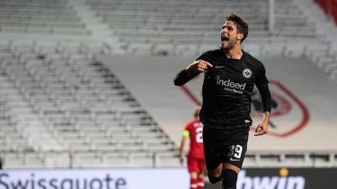 Frankfurts Goncalo Paciencia jubelt nach seinem Treffer zum 1:0.