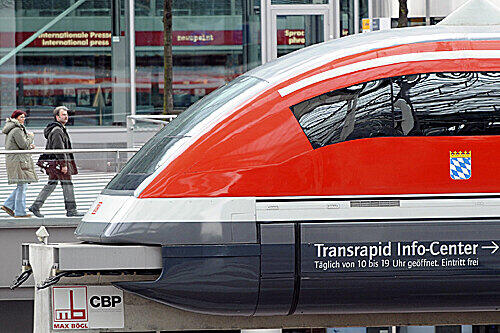 Das Transrapid-Modell am Flughafen.
