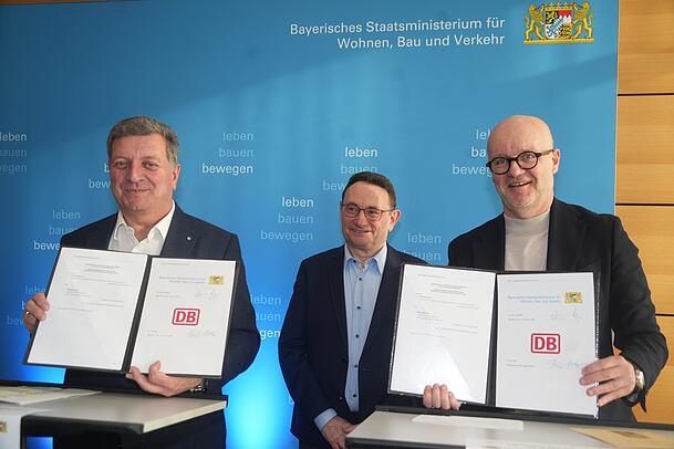Verkehrsminister Christian Bernreiter (v.l.), Staatssekret&auml;r im Bundesverkehrsministerium Ulrich Lange und der Bahn-Chef Bayerns, Heiko B&uuml;ttner bei der Vertragsunterzeichnung im Bayerischen Verkehrsministerium am Montagnachmittag (19.1.2026).